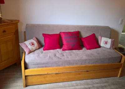 Canapé dans le séjour d’un appartement à La Giettaz