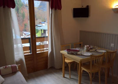 Coin repas d’un appartement meublé à La Giettaz