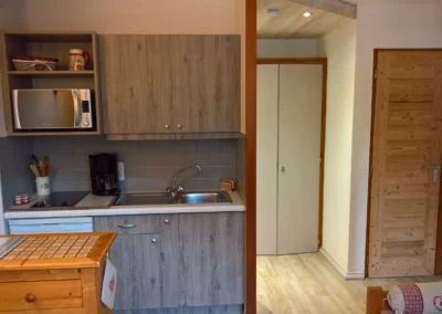 Cuisine équipée dans un appartement meublé à La Giettaz